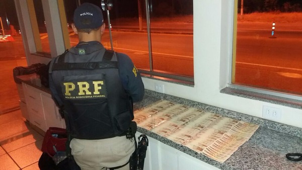 Trio é flagrado com R$ 17 mil em notas falsificadas durante viagem pela BR-262 Trio é flagrado com R$ 17 mil em notas falsificadas durante viagem pela BR-262