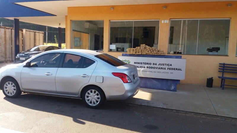 PRF intercepta carro com carregamento de 150 kg de maconha em Três Lagoas 