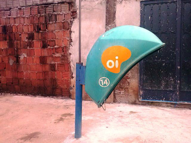 Reforma em calçada deixa orelhão com 1 metro de altura na Vila Piloto