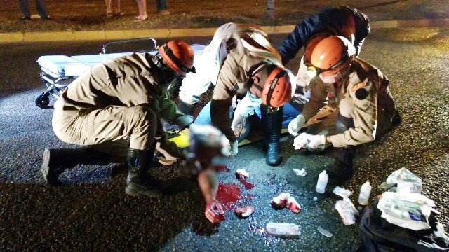 Motociclista que bateu em caminhão está em estado grave Motociclista que bateu em caminhão está em estado grave