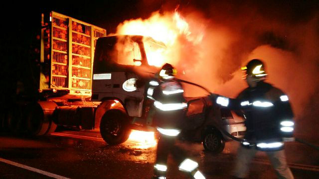 Em violenta colisão, Fiat Pálio explode e mata andradinense de 33 anos Em violenta colisão, Fiat Pálio explode e mata andradinense de 33 anos