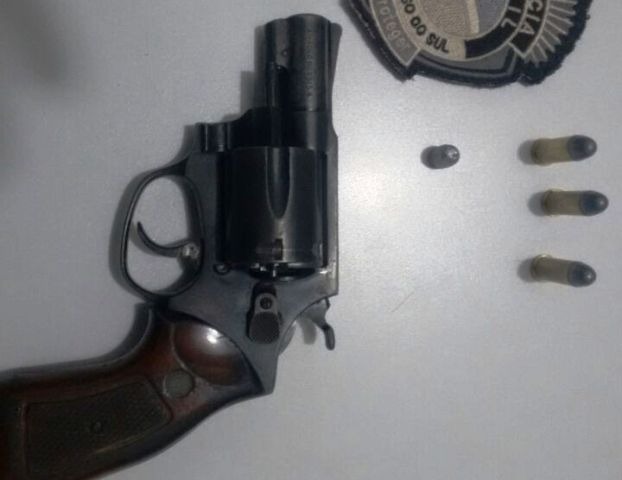 Após suspeitar de traição, homem atira na casa de suposto amante da esposa Após suspeitar de traição, homem atira na casa de suposto amante da esposa