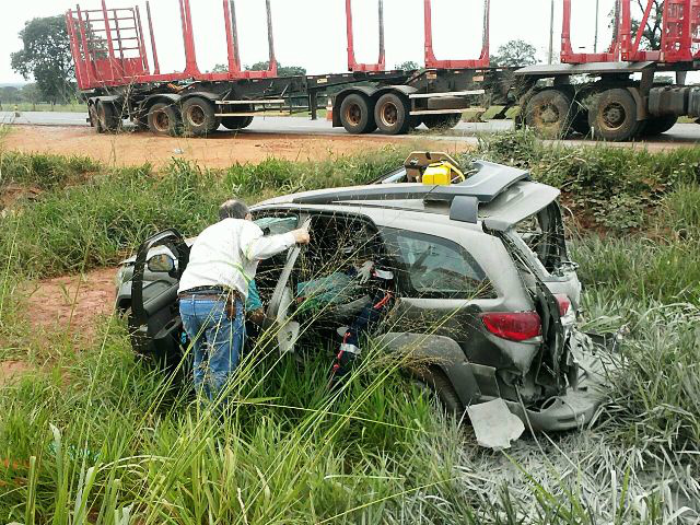 Em mais um acidente com carreta de eucalipto, condutor de carro fica presos às ferragens  