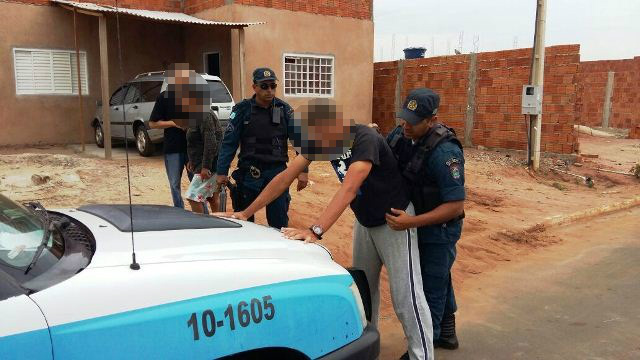 Ao negar dinheiro para drogas, filho quebra móveis de residência. Ao negar dinheiro para drogas, filho quebra móveis de residência.