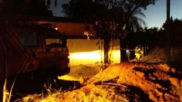 Fogo em terreno baldio atinge casa e acaba causando grandes prejuízos
