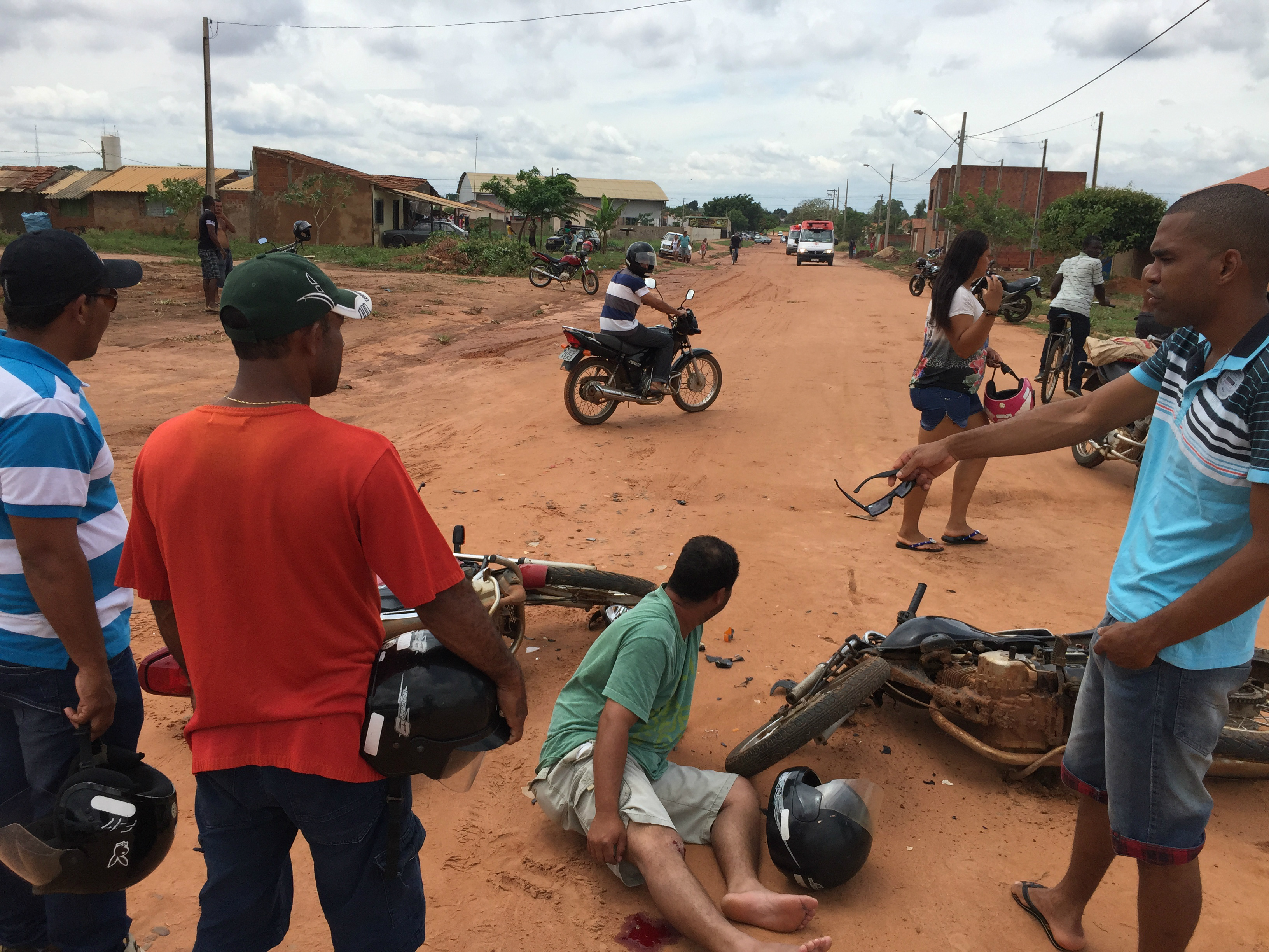 Duas equipes do SAMU resgatam vítimas de acidente no Vila Verde