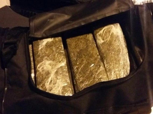 Homem é preso com 10 tabletes de maconha que seria levado para o Presídio de Segurança Média Homem é preso com 10 tabletes de maconha que seria levado para o Presídio de Segurança Média