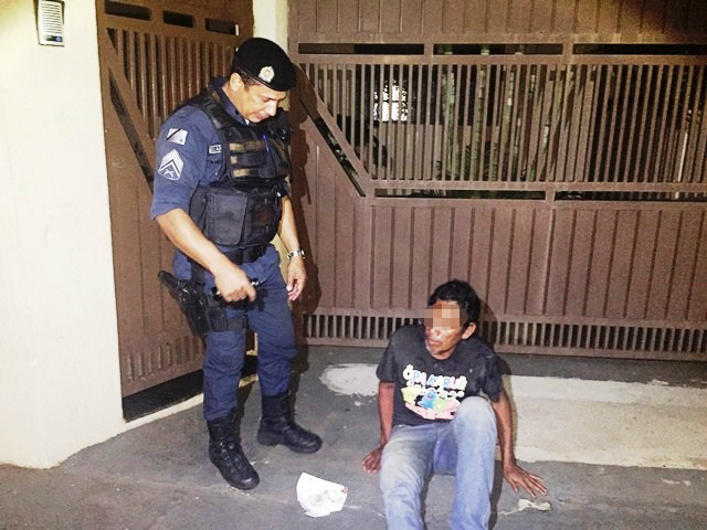Mulheres que chegavam em casa acionam a polícia para abordar homem suspeito 