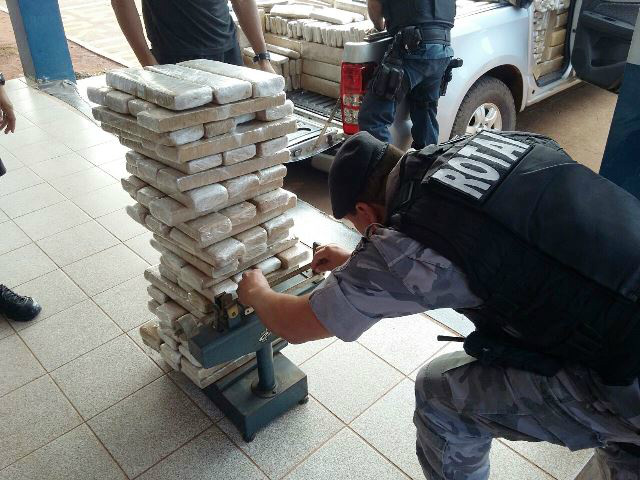 Forças policiais contabilizam drogas apreendidas no início da manhã Forças policiais contabilizam drogas apreendidas no início da manhã