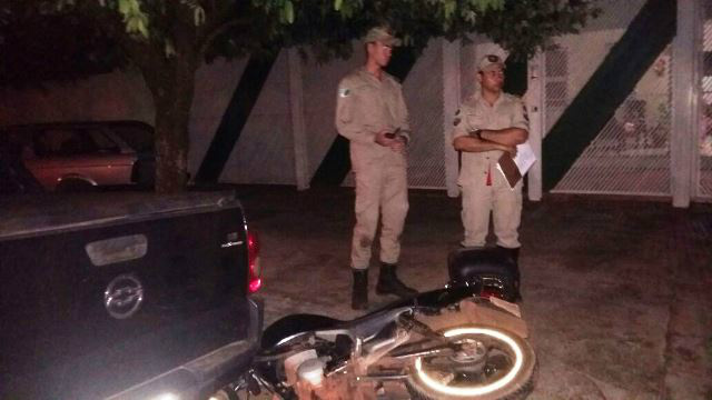 Motociclista fica ferido ao bater violentamente em carro parado Motociclista fica ferido ao bater violentamente em carro parado