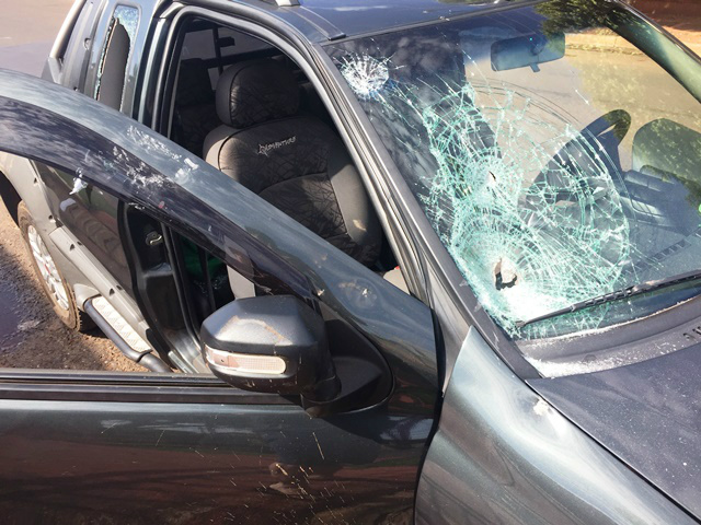 Cansada de apanhar, mulher quebra carro do ex-marido com martelo Cansada de apanhar, mulher quebra carro do ex-marido com martelo