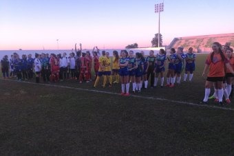 Campeonato Feminino de Futebol inicia e faz doação à Rede Feminina de Combate ao Câncer
