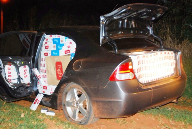 Quadrilha apelidada como “Velozes e Furiosos” escapa e abandona Honda Civic com cigarros