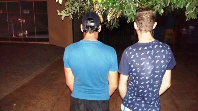 Jovens são roubados no final da noite desta 2º feira no bairro Santa Terezinha Jovens são roubados no final da noite desta 2º feira no bairro Santa Terezinha