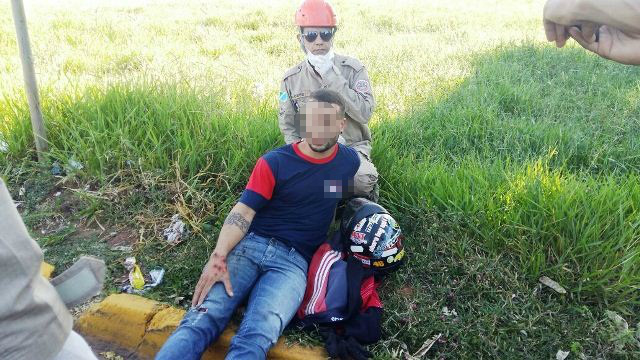 Acidente em semáforo deixa entregador de peças ferido Acidente em semáforo deixa entregador de peças ferido