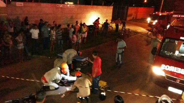 Motociclista fica gravemente ferido ao bater em caminhão parado no Jardim Oiti Motociclista fica gravemente ferido ao bater em caminhão parado no Jardim Oiti