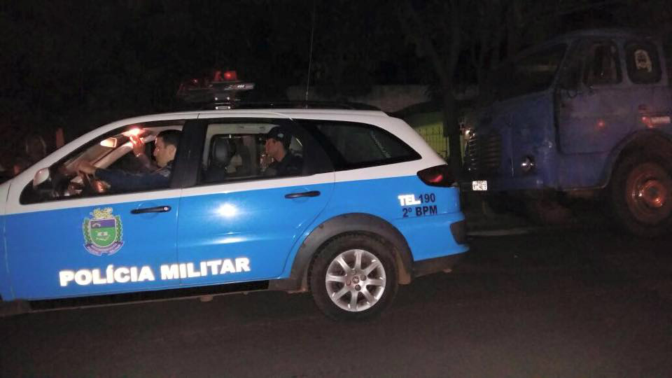 Assaltante em Honda Dream rouba bolsa de jovem quando chegava em casa 
