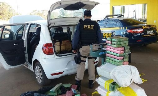 Auxiliar de serviços gerais flagrado com drogas revelou que receberia R$ 18 mil pelo transporte 