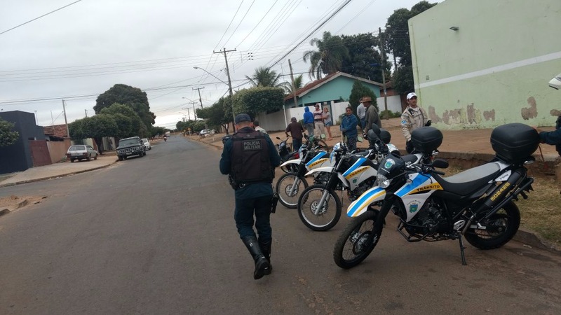 Piloto de moto causa acidente, fere mulher e foge da polícia