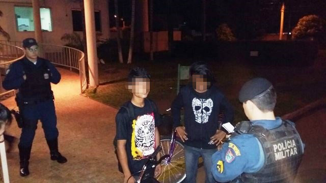 Sete assaltantes roubam menores em bairro nobre de Três Lagoas