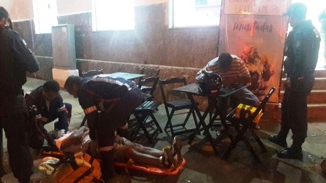 Motociclista fica ferido em acidente com carro no início da noite