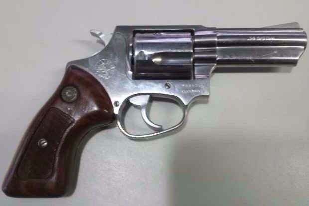 Mulher esquece cofre aberto e arma de fogo é furtada Mulher esquece cofre aberto e arma de fogo é furtada