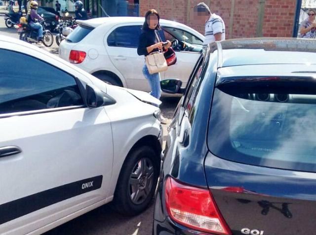 Acidente entre dois carros deixa uma pessoa ferida 