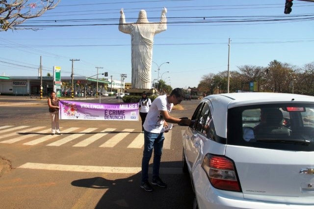 Campanha “Agosto Lilás” é levada aos motoristas no trânsito Campanha “Agosto Lilás” é levada aos motoristas no trânsito
