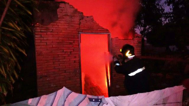 Casa fica destruída em incêndio ocorrido no início da manhã deste feriado 