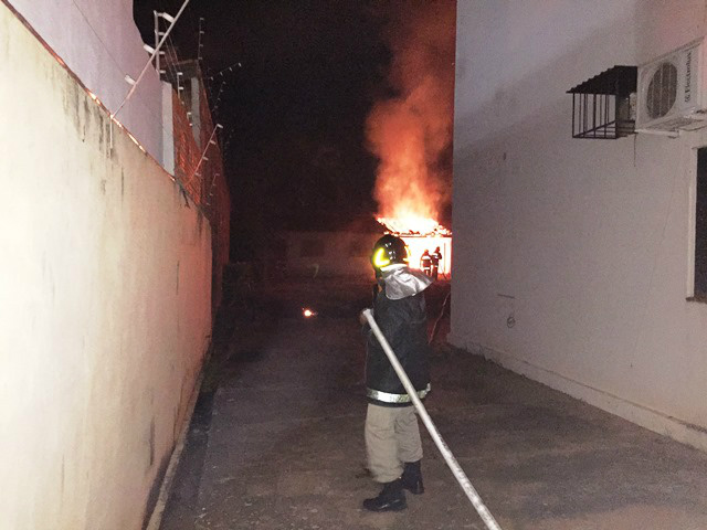 Ao queimar lixo, idosa causa incêndio que destrói residência no bairro Santo André Ao queimar lixo, idosa causa incêndio que destrói residência no bairro Santo André