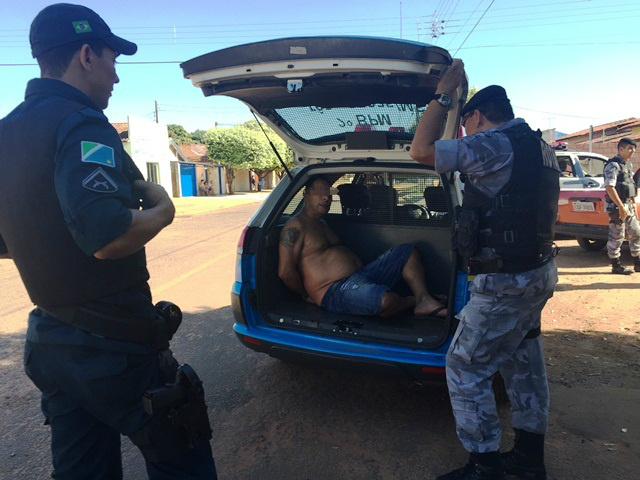 Após perseguição, suspeito de portar drogas é preso no bairro Parque São Carlos 
