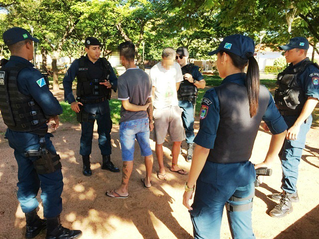 Polícia acaba com a “farra da maconha” na praça dos ferroviários Polícia acaba com a “farra da maconha” na praça dos ferroviários