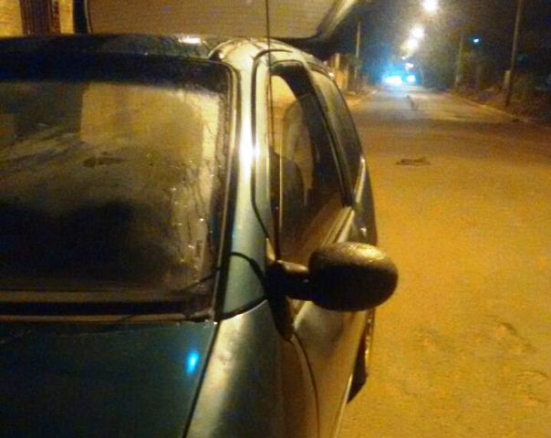Comerciante quase capota seu carro ao passar em bueiro com tampa aberta Comerciante quase capota seu carro ao passar em bueiro com tampa aberta