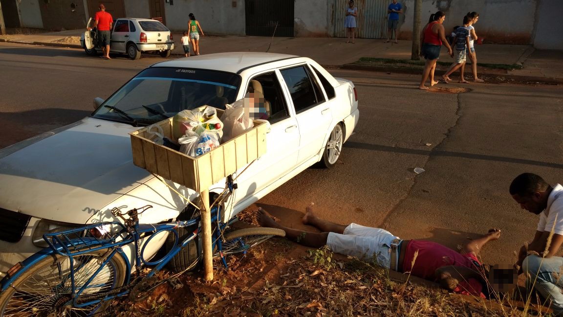 Motorista perde controle de veículo e atropela ciclista no bairro São Carlos Motorista perde controle de veículo e atropela ciclista no bairro São Carlos