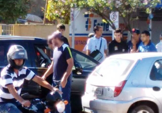 Criança esquecida trancada dentro de carro foi salva pelo pai Criança esquecida trancada dentro de carro foi salva pelo pai
