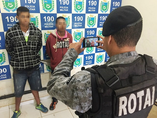 Menores de 15 anos que somam 25 passagens são apreendidos com revólver e motos furtadas 