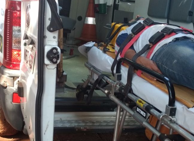 Samu socorre vítima de acidente de trânsito; causador fugiu do local Samu socorre vítima de acidente de trânsito; causador fugiu do local