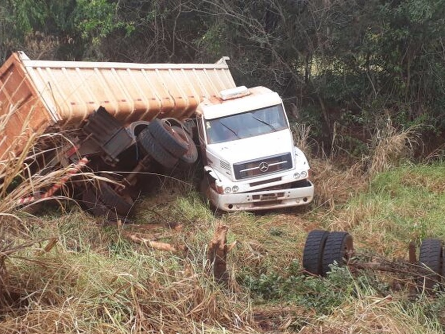 Acidente com carreta deixa motorista ferido na rodovia BR-158