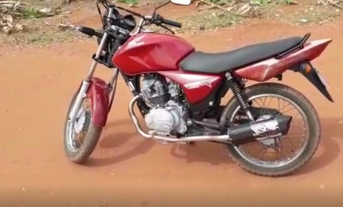 Rotai recupera moto furtada em terreno com matagal, perto de campo de futebol