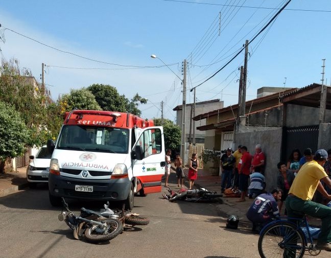 Motoqueiros batem de frente em esquina do bairro Jardim Caçula