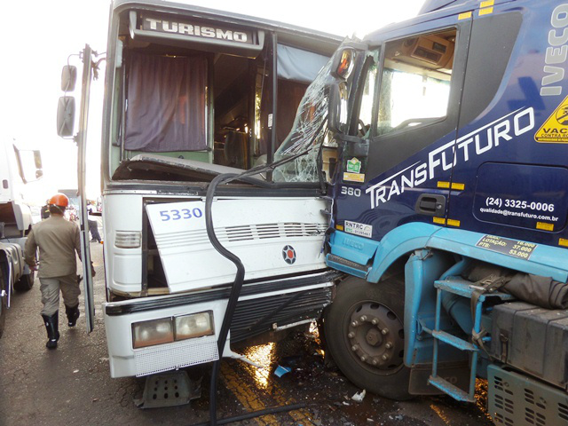 Ônibus da Metalfrio bate de frente com carreta que seguia para Mato Grosso do Sul