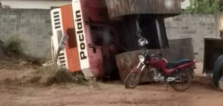 Erro de operador deixa máquina pesada com rodas para cima em empresa