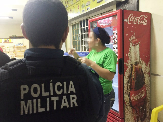Bandido rouba R$ 10,00 e cofrinho de sorveteria no Santa Rita Bandido rouba R$ 10,00 e cofrinho de sorveteria no Santa Rita