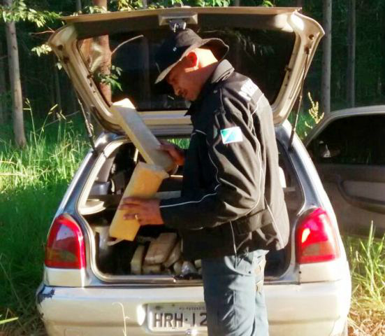 Traficantes furam bloqueio policial e na fuga, abandonam carro com drogas 