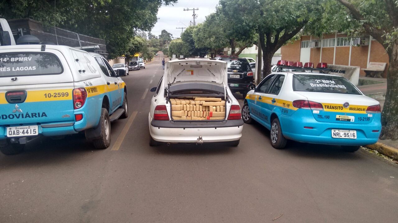 Polícia Militar Rodoviária intercepta carregamento de drogas e munições na MS-395 Polícia Militar Rodoviária intercepta carregamento de drogas e munições na MS-395