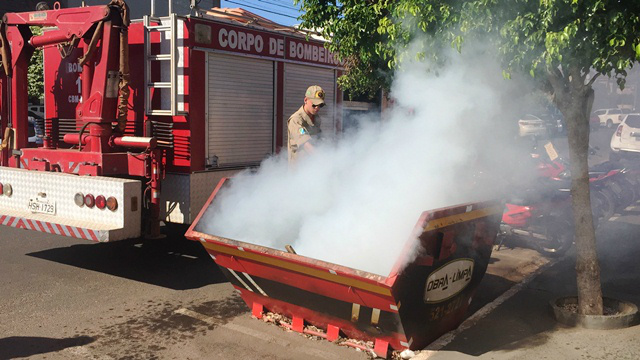 Fogo em caçamba mobiliza equipe do Corpo de Bombeiros 