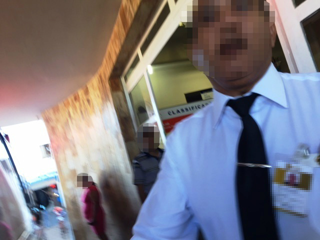 Segurança do Hospital Auxiliadora agride repórter para cessar o trabalho da imprensa Segurança do Hospital Auxiliadora agride repórter para cessar o trabalho da imprensa