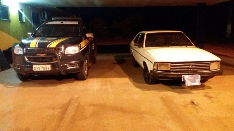 PRF apreende 82 quilos de maconha em carro velho deixado em rodovia PRF apreende 82 quilos de maconha em carro velho deixado em rodovia