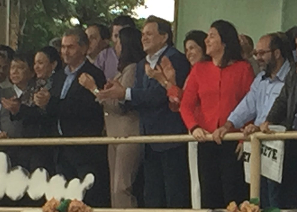 Sem discurso, prefeita sai antes do término do desfile e causa revolta na população 