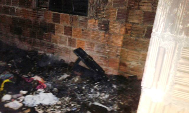 Policiais fazem o trabalho de bombeiros e evitam tragédia em casa incendida 